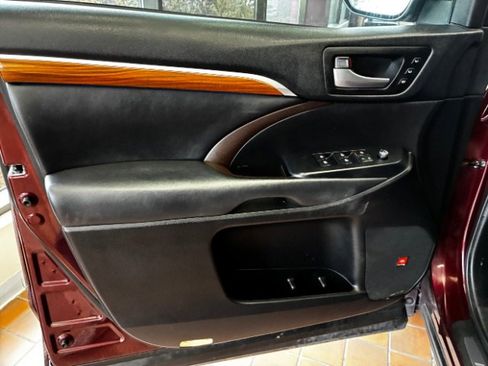 Used 2019 Toyota Highlander Limited FWD image 17