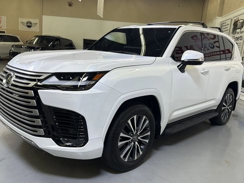 Used 2022 Lexus LX 600 4WD w/ Premium Package image 4