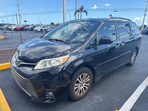 Used 2018 Toyota Sienna XLE Premium image 3