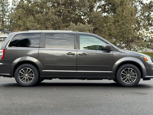 Used 2017 Dodge Grand Caravan SXT image 3