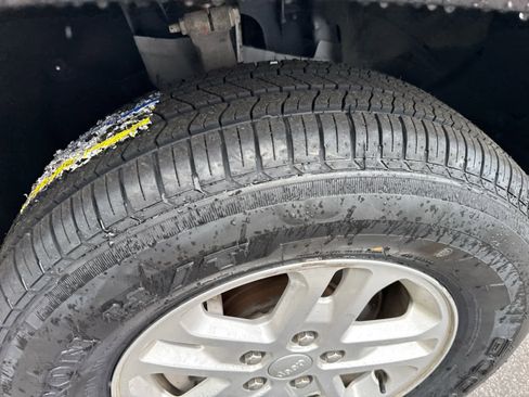 Used 2024 Jeep Grand Cherokee Laredo image 3