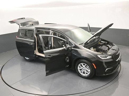 Used 2023 Chrysler Pacifica Touring-L FWD image 68