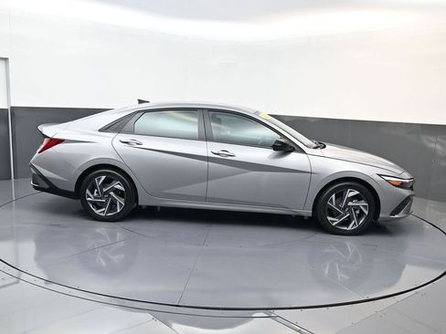 Used 2025 Hyundai Elantra SEL FWD image 3