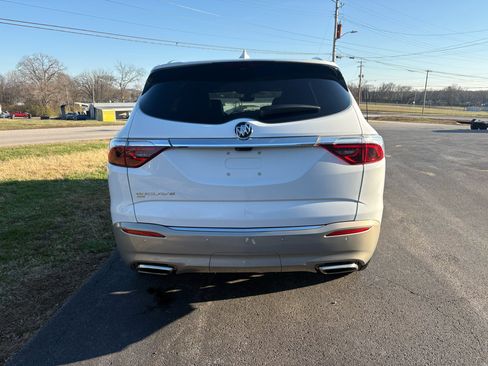 Used 2024 Buick Enclave Premium image 3