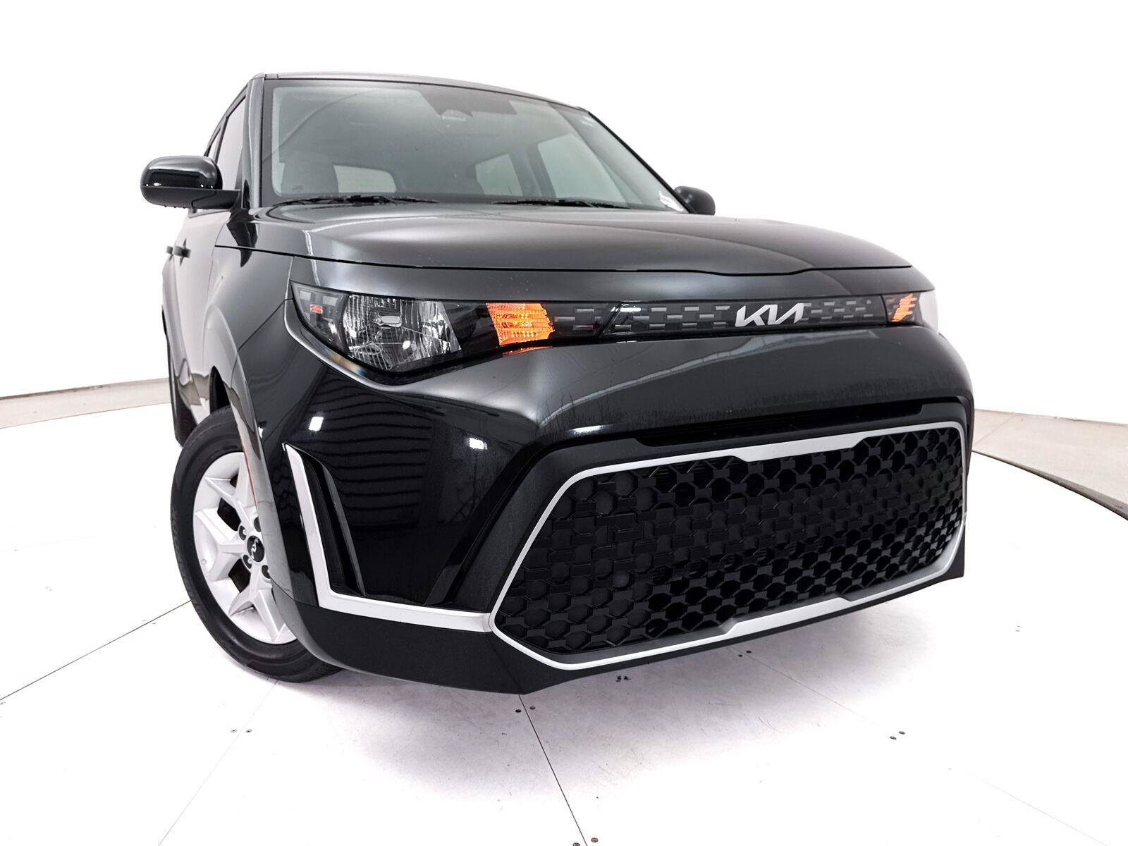 Used 2025 Kia Soul LX w/ LX Technology Package FWD image 3