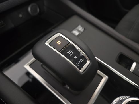 New 2025 Mitsubishi Outlander SE image 24