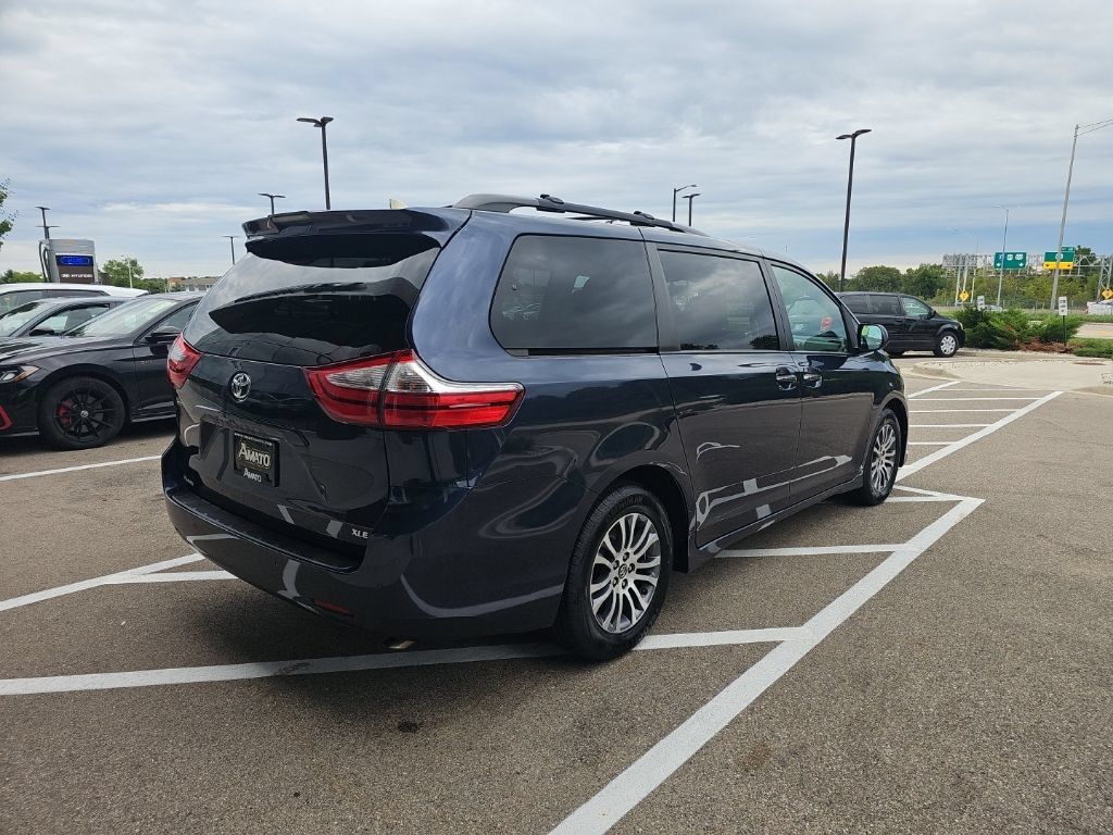 Used 2018 Toyota Sienna XLE w/ XLE Navigation Package FWD image 5