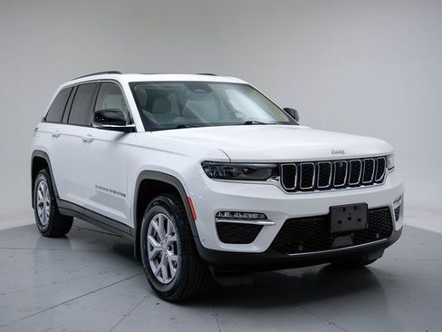 Used 2022 Jeep Grand Cherokee Limited w/ Luxury Tech Group II image 8