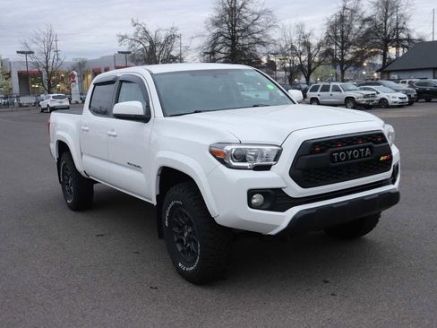 Used 2017 Toyota Tacoma SR5 w/ Tow Package image 3