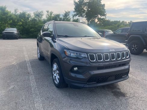 Used 2024 Jeep Compass Latitude w/ Sun and Sound Group AWD/4WD image 1
