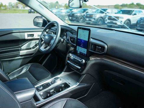 Used 2023 Ford Explorer Limited w/ Limited Technology Package AWD/4WD image 17