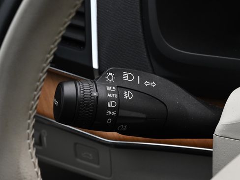 Used 2022 Volvo XC90 T6 Momentum w/ Protection Package Premier image 26