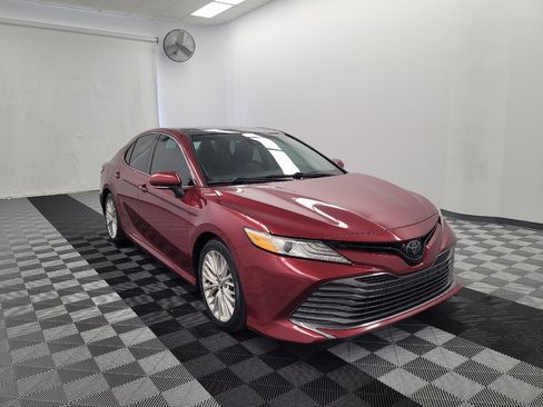 Used 2020 Toyota Camry XLE FWD image 13