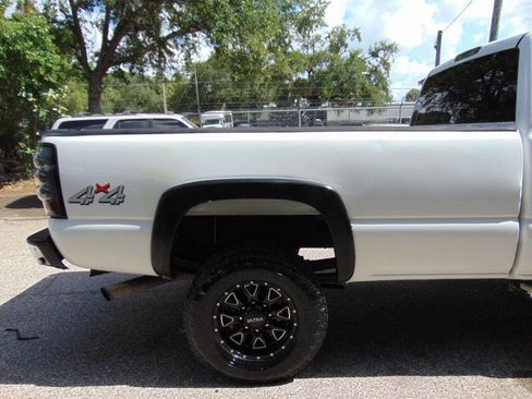 Used 2004 GMC Sierra 2500 SLT w/ Heavy-Duty Power Package AWD/4WD image 12