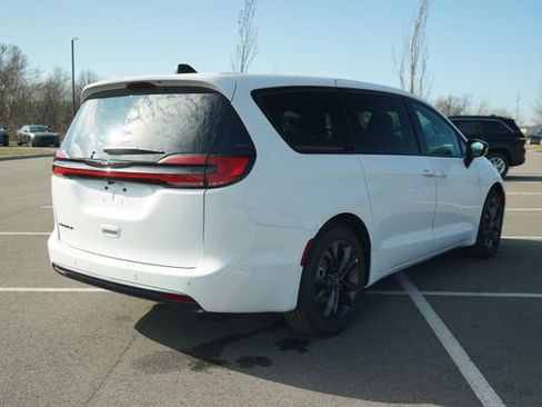 New 2026 Chrysler Pacifica Select image 9