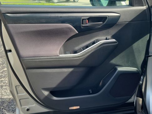 Used 2024 Toyota Highlander LE image 16