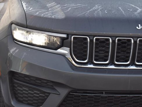 Used 2024 Jeep Grand Cherokee Laredo w/ Trailer Tow Package RWD image 15