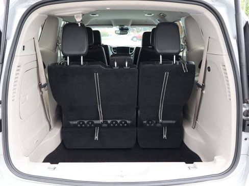 Used 2024 Chrysler Pacifica Limited FWD image 4
