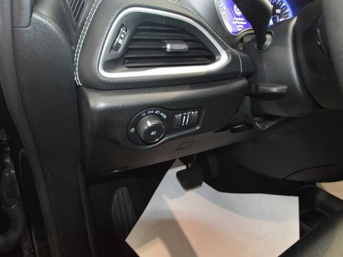 Used 2025 Chrysler Pacifica Select AWD/4WD image 29
