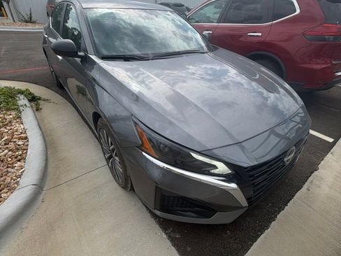 Used 2025 Nissan Altima 2.5 SV FWD image 2