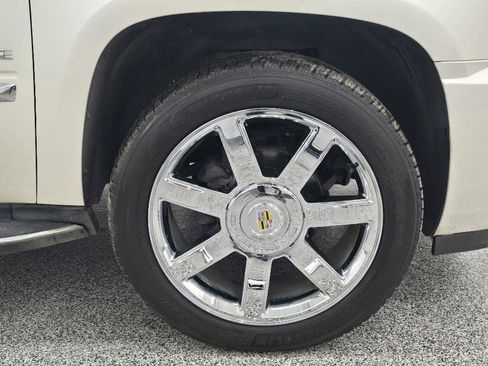 Used 2013 Cadillac Escalade Luxury RWD image 30
