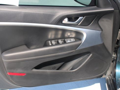 Used 2022 Genesis G70 2.0T RWD image 9