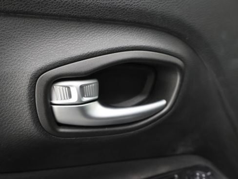 Used 2019 Jeep Renegade Latitude AWD/4WD image 38