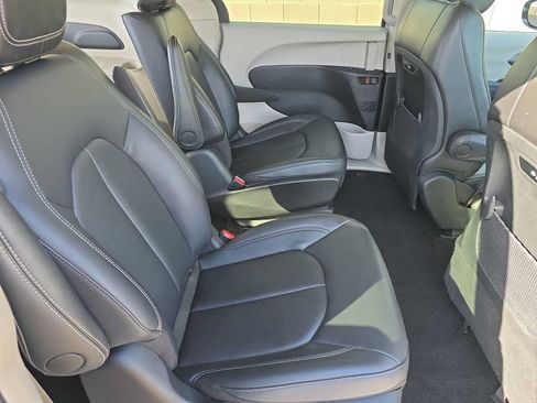 Used 2024 Chrysler Pacifica Limited FWD image 17