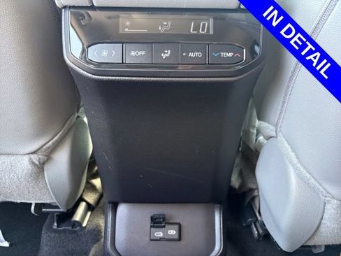 Used 2024 Toyota Highlander XLE AWD/4WD image 19
