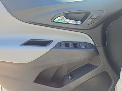 Used 2018 Chevrolet Equinox LT image 12