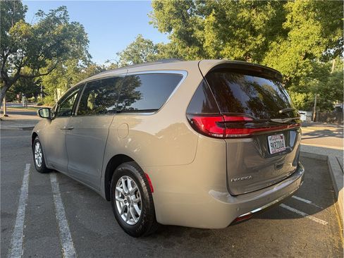 Used 2022 Chrysler Pacifica Touring-L FWD image 5