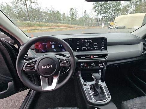 Used 2021 Toyota RAV4 XLE w/ Convenience Package image 7