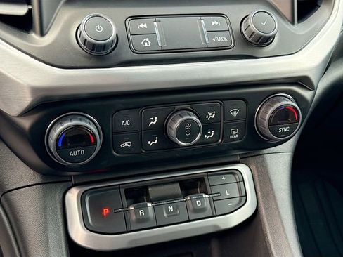 Used 2023 GMC Acadia SLT image 17