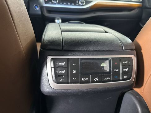 Used 2019 Toyota Highlander Limited Platinum FWD image 27