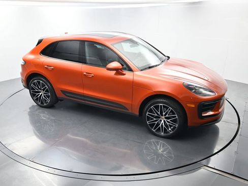 Certified 2025 Porsche Macan image 41