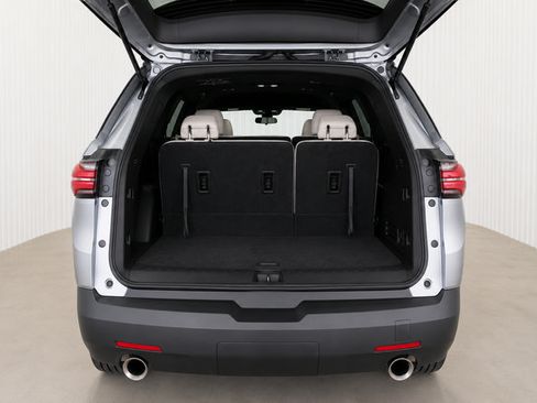 Used 2023 Chevrolet Traverse LS w/ Safety Package FWD image 7