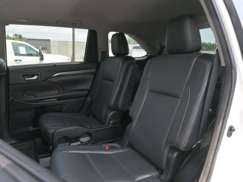 Used 2017 Toyota Highlander Limited AWD/4WD image 10