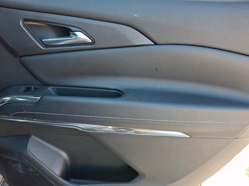 Used 2025 Chevrolet Traverse LT image 14