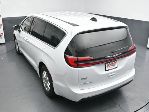 Used 2023 Chrysler Pacifica Touring-L FWD image 28