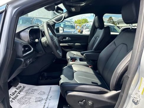 Used 2026 Chrysler Pacifica Select FWD image 19