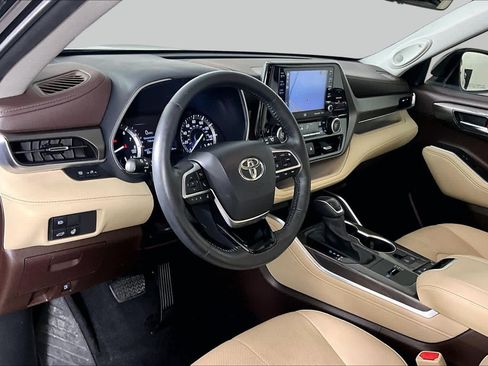 Used 2020 Toyota Highlander Limited FWD image 17