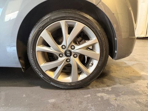 Used 2017 Hyundai Veloster FWD image 30