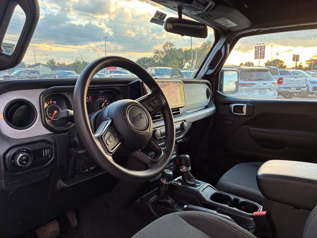 Used 2025 Jeep Gladiator Sport AWD/4WD image 5