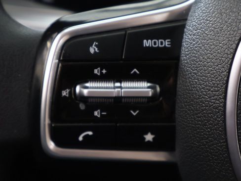 Used 2025 Kia Sorento LX image 40