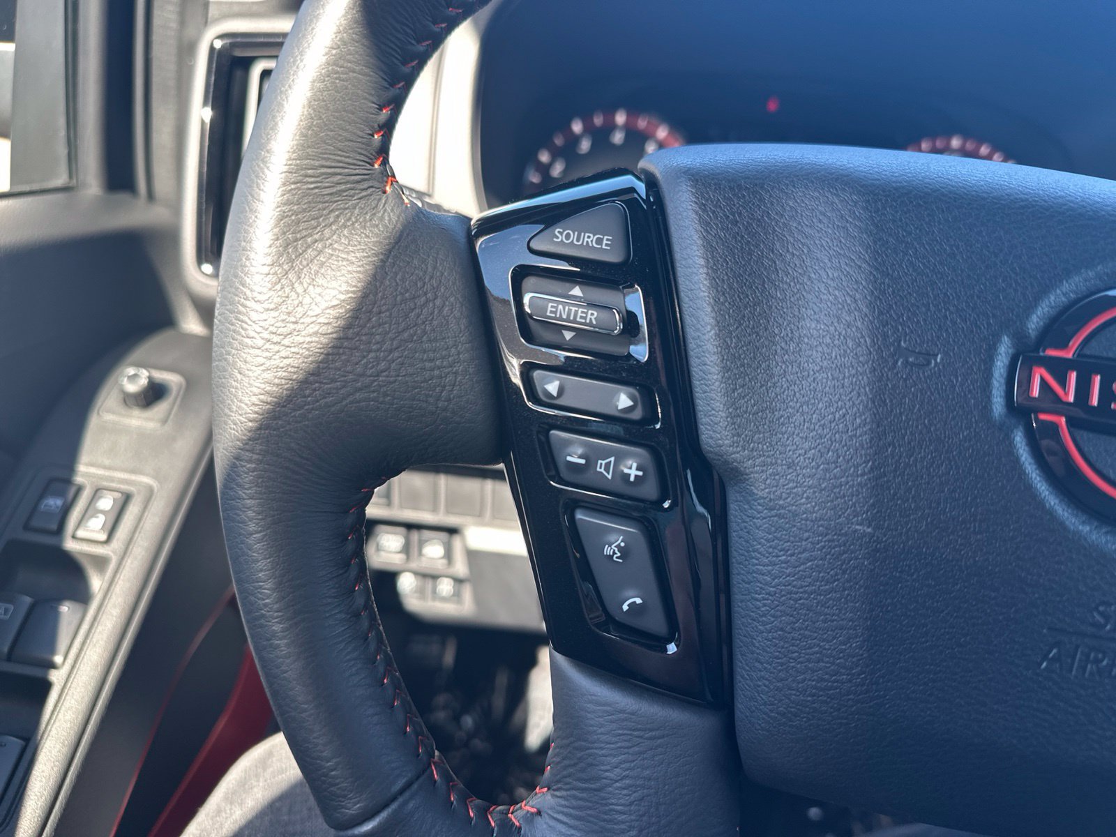 Used 2025 Nissan Frontier PRO-4X AWD/4WD image 41