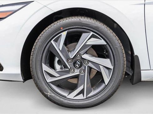 New 2025 Hyundai Elantra Limited image 9