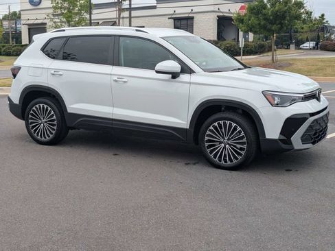 New 2026 Volkswagen Taos SE FWD image 2