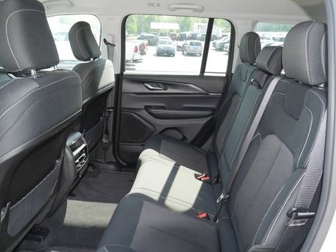 Used 2023 Jeep Grand Cherokee Laredo AWD/4WD image 22