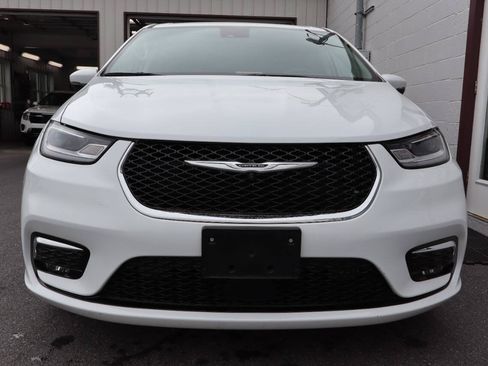 Used 2023 Chrysler Pacifica Touring-L FWD image 2