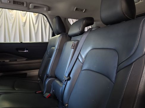 Used 2025 Nissan Pathfinder SL FWD image 17